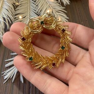 Quirky Gold Tone Wreath Brooch w Rhinestone Accents